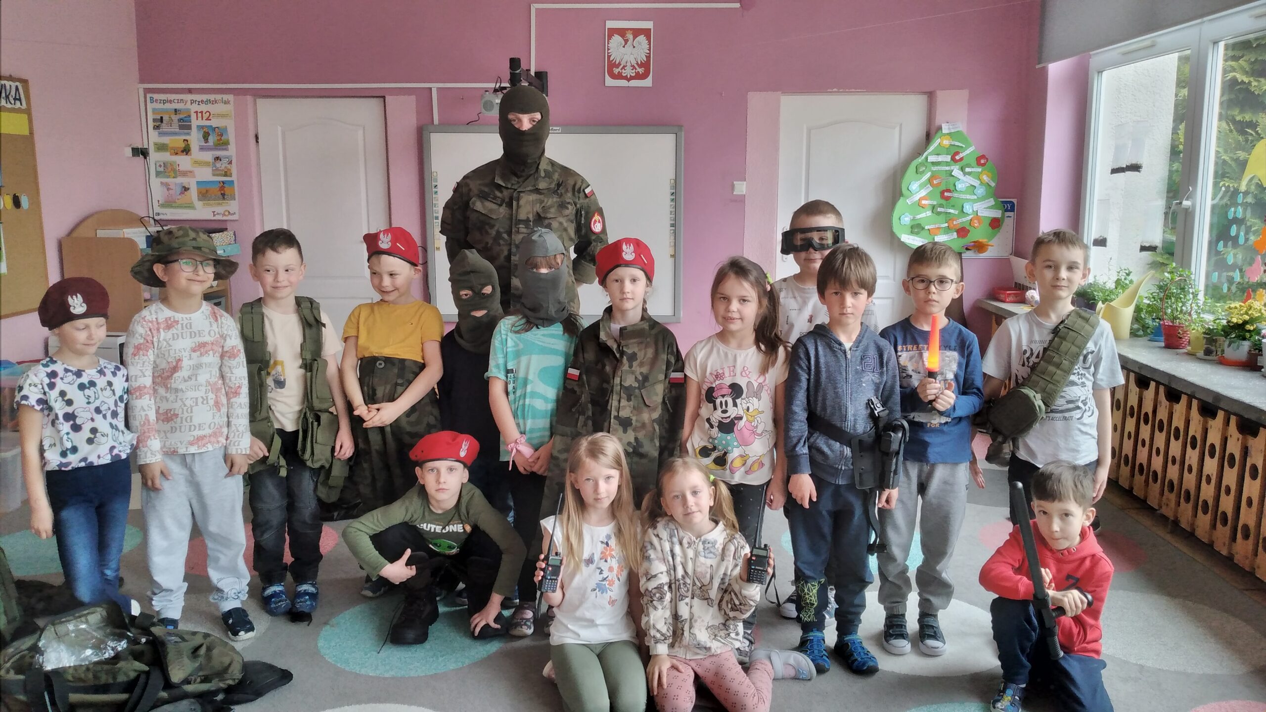 Przedszkolak poznaje zawody- wizyta żołnierza w grupie Jagódki.