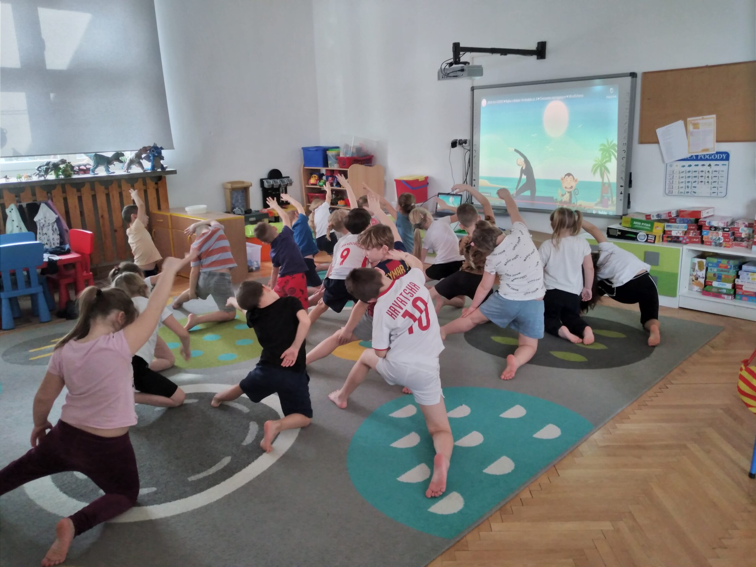 Ćwiczenia jogi  w grupie Biedronki w ramach Programu Własnego „Silni i Sprawni”.