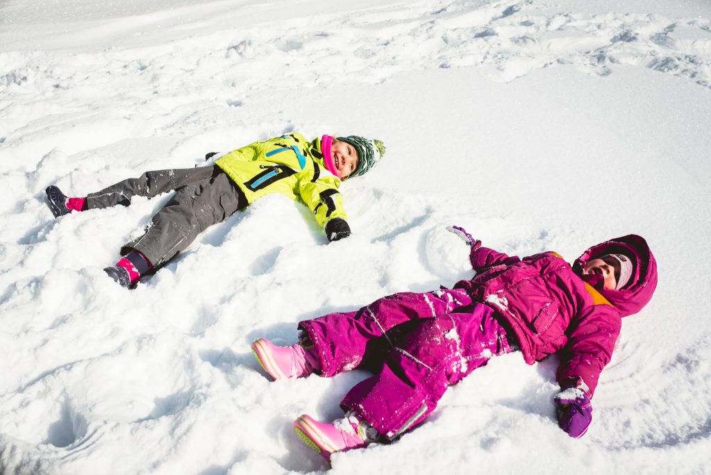 Zimowe zabawy dla przedszkolaków – radość, ruch i bezpieczeństwo
